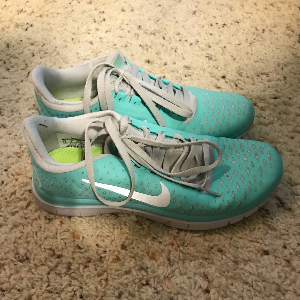 Nike free tennis shoes